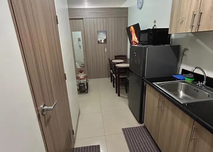 Affordable Cozy Place Walking Distance To Mall Of And Near Airport Apartment *
